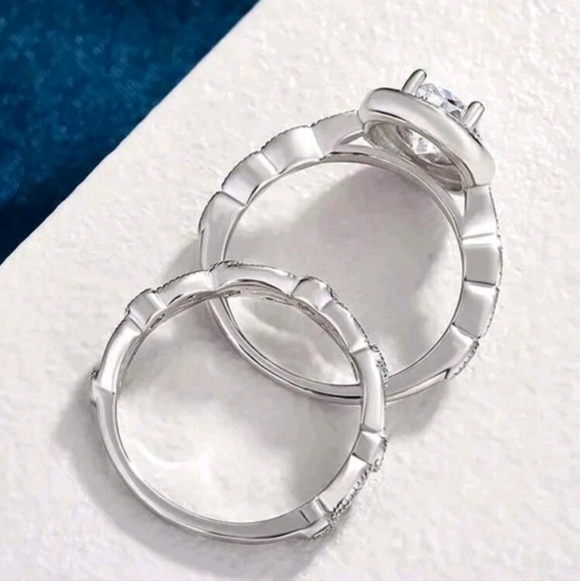 2pcs Elegant Silver Round Cut Cubic Zirconia Ring Set size 7 - Picture 4 of 4